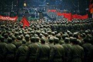 Aufmarsch von "Kampfgruppen der Arbeiterklasse" in Treptow