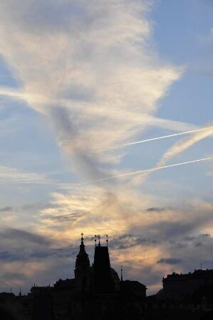 Turmsilhouetten : Türme auf der Prager Kleinseite vor dem Abendhimmel