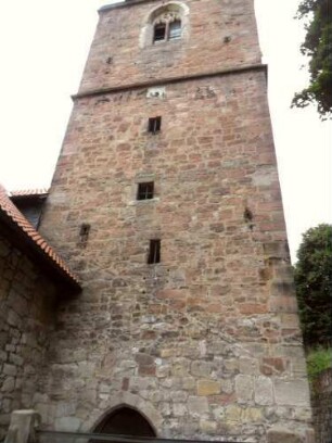 Kirchturm (spätromanisch gegründet) von Süden mit Werksteinen im Mauersteinverband sowie gotischer Glockenstube