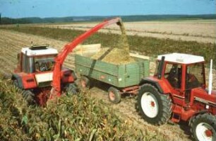 Fotografie: Futtererntetechnik, Maissilage, Maishäcksler angebaut, Parallelverfahren, Rückfahreinrichtung