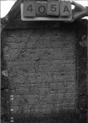Grabstein 405 (Index: 100107902) Material: Kalkstein Zustand: verwittert, leicht eingesunken Maße HxBxT: 112x76x13 cm Beschreibung: Stele mit geschwungen eingezogenem Bogenabschluß, Schriftfeld rechteckig eingetieft: Grabstein 405A