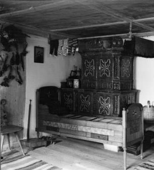 Bauernstube. Interieur mit bemaltem Bett und Bauernschrank (vielleicht im Allgäu)