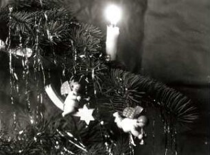Weihnachtsbaumzweig mit Kerze und zwei Wendt -und -Kühn-Engeln (Geiger auf Sternschnuppe und Hängeengel mit Blasinstrument)
