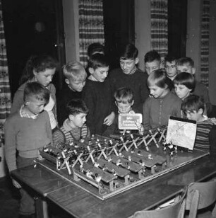 Kinder und Jugendliche beim Betrachten von Schiffsmodellen