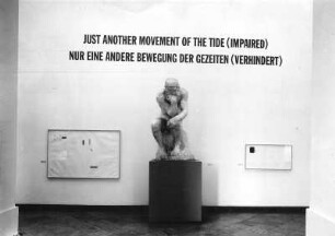Dresden. Ausstellung "Wort und Weise. Exemplarisches aus der Sammlung Reiner Speck, Köln" im Georgenbau des Dresdner Schlosses vom 06.06.-22.08.1990 Treppenhaus mit "Denker" (1903, A. Rodin)
