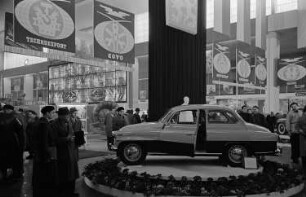 Messebesucher in der Ausstellungshalle der Tschechoslowakei, Präsentation von Fahrzeugen der Firma Skoda