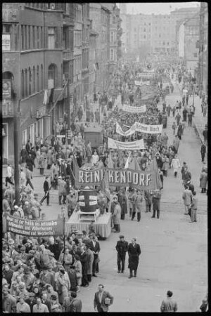 Westberliner auf Ostberliner Demonstration. SW-Foto, 01.05.1960 © Kurt Schwarz.