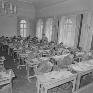 Polytechnische sorbische Oberschule: Mathematik R-Prüfung : Bautzen. Sorbische Oberschule, Friedrich-List-Straße. Blick in einen Unterrichtsraum während einer Prüfung