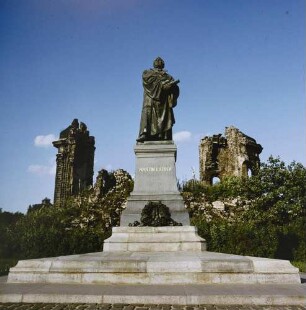 Dresden - Ruine der Frauenkirche : Lutherdenkmal vor der Ruine der Frauenkirche in Dresden. Aufgenommen in der DDR