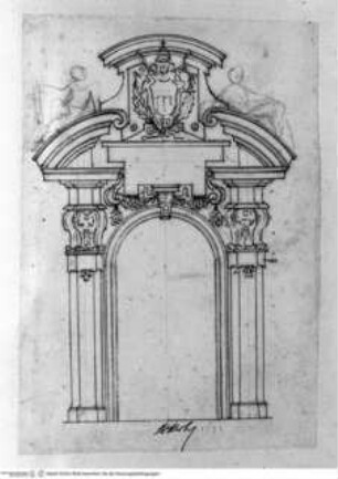 Taccuino, Monumentales Portal mit gesprengtem Segmentgiebel und Wappen