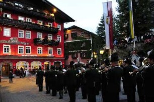 Abendmusik in Sankt Wolfgang : Am Abend musiziert die Trachtenkapelle von Sankt Wolfgang vor dem bekannten Hotel "Zum Weißen Rössel" im Ortszentrum, 2008