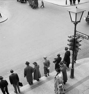Blick auf die Straßenkreuzung Friedrichstraße/Unter den Linden mit Passanten