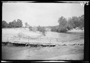 Dubissa-Stellung (=Dubysa, Gewässer in Litauen): Holzsteg über die Dubissa ("Der Dubissasteg bei Sawdyniki")