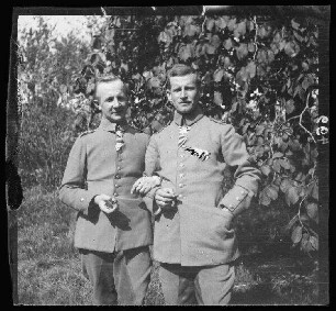 Fresnes-les-Montauban (Dep. Pas-de-Calais, Frankreich): Feld-Unterarzt Heyde und Knoll (Kniebild)