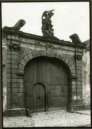 Sturmfeder`sches Schloß. Tor 1738. Darüber Steingruppe St. Michael als Drachentöter