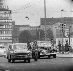 Berlin-Mitte, Alexanderplatz. Straßenverkehr