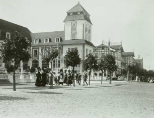 Binz, Strandpromenade. Blick gegen Kurhaus und Hotel Kaiserhof