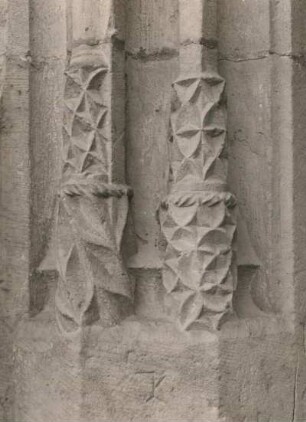 Strehla, Kirche : Südtor, Detail: untere Endung der 3/4 Säulen im Gewände