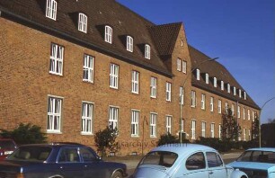 Bad Oldesloe: Mommsenstraße 11: Frontansicht mit davor liegenden Parkplatz