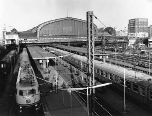 Hamburg-St. Georg. Blick auf die Gleisanlagen des Hauptbahnhofes. Züge stehen zur Abfahrt bereit