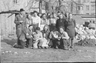 Räumen der Trümmer als Vorarbeit für den Neubau des Hauses der Sorben. Gruppenfoto auf der Baustelle des sorbischen Hauses. : Rumowanje rozwalinow za natwar Serbskeho domu. Skupinski wobraz na twarnišću serbskeho domu.