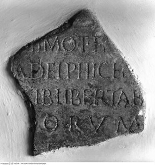 Antike Inschriften, Fragmente und Artefakte, Teil einer Inschrift "...DELPHIC..."