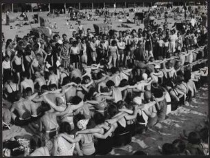 Menschenmasse am Strand