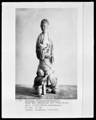 Frau mit Säugling und Kind
