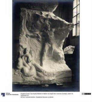 Das Apollo-Relief im Atelier du Dépôt des marbres (frontal)