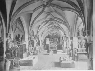 Bayerisches Nationalmuseum — Kirchliche Halle mit Exponaten der Kirchenkunst