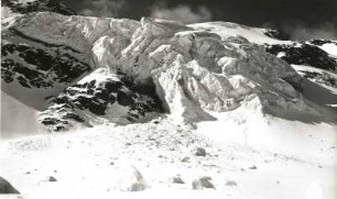 Silvretta. Larainferner im oberen Laraintal. Lawinenkegel gegen Gletscherbruch