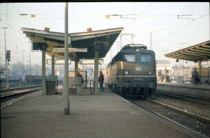 Bietigheim Lok 140 152 Bnb-Wagen Bahnsteig Bahnsteiugüberdachung Zuganzeiger