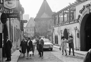 Rüdesheim: Straße, Hintergrund Giebelhaus