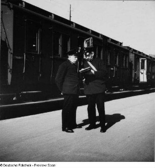 Anhalter Bahnhof. Zugpersonal auf und Personenzug an einem Bahnsteig : Berlin. Anhalter Bahnhof. Zugpersonal auf und Personenzug an einem Bahnsteig