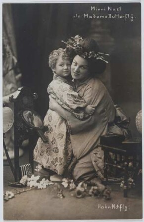 Minnie Nast als Cio-Cio-San : Minnie Nast als Cio-Cio-San in "Madame Butterfly" von Giacomo Puccini. Königliches Opernhaus Dresden, 1909. Fotografie (Weltpostkarte) von Ernst Müller (Hahn Nachf.)