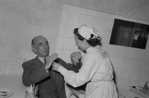 Reportage aus dem jüdischen Krankenhaus : Krankenschwester mit einem Patienten