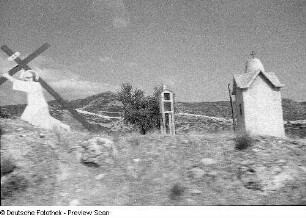 Wegekapelle in bergiger Landschaft