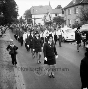 Volks- und Schützenfest: 50-jähriges Jubiläum: Schützenverein von Trittau und Umgebung e.V. sowie Kreisschützenverband Stormarn e.V.: Festumzug mit Schützenabteilungen durch Kirchenstraße / Poststraße: vorn Reinfelder Schützenabteilung
