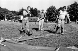Exerzierplatz (Exer): Zirkus Giovanni Althoff: Mitarbeiter bauen das Zelt auf