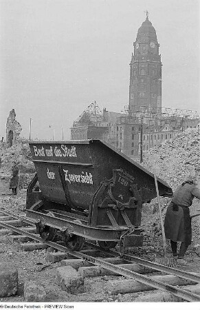 Dresden. Muldenkipplore der "Trümmerbahn" gegen Ruine des Neuen Rathauses