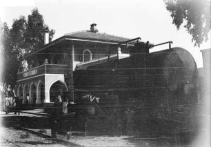 Am Bahnhof : Bahnhofsgebäude und Waggon der Bagdadbahn