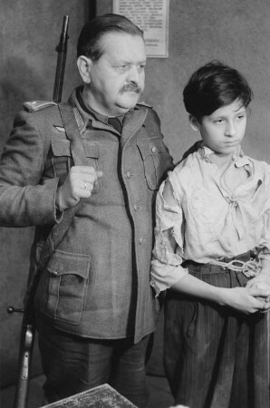 Szenenbilder aus dem Stück "Die Sonnenbrucks" von Leon Kruczkowski am Deutschen Theater Berlin : Szene mit Hans Stiebner als Hoppe (links)