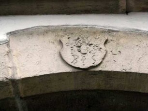 Stadtbild-Kirchstraße-Haus Nr 43 (erbaut 1615)-Traufständig-große Tordurchfahrt-Gewändeschlußstein mit Wappenschild sowie Jahreszahl 1615 und Initialen im Detail