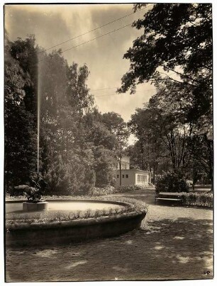 Deutsche Gartenbau- und Schlesische Gewerbe-Ausstellung (GUGALI), Liegnitz: Brunnen vor einem Ausstellungspavillon