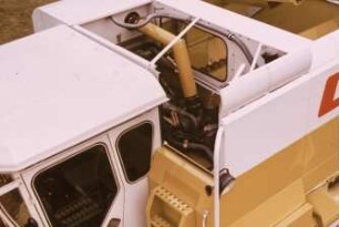 Fotografie: Erntetechnik, Mähdrescher selbstfahrend, Kabine, Verbrennungsmotor, Dieselmotor