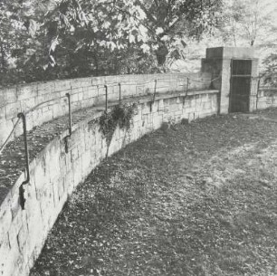 Denkmal für die Gefallenen des 1. und 2. Weltkrieges : Denkmal für die Gefallenen des 1. und 2. Weltkrieges. Travertin, nach 1945. Jena-West, Hainberg, Ringmauer