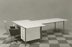 Schreibtisch : Schreibtisch mit Drehsessel und Tisch (1975; VEB Märkische Möbelwerke Trebbin)