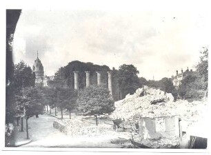 Ruine des fürstlichen Theaters nach dem Brand im Februar 1912. Maurermeister Diekjobst aus Heidenoldendorf hatte die Ruine ersteigert. Am 11. Juni stieß er bei der Räumung auf den alten Grundstein. Am 26. Juli 1913 war der Platz vertragsgemäß geräumt. Die Aufnahme muss also zwischen dem 7.6. und 26.7. entstanden sein, nach dem dokumentierten Zustand etwa um den Monatswechsel Juni/Juli.