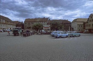 DDR. Marktplatz? mit Aufsteller "Je stärker der Sozialismus, desto sicherer der Frieden"