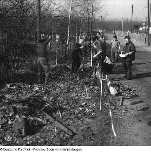 VMI (Volkswirtschaftliche Masseninitiative) Frühjahrsputz: Sachsenwerk und WBA 3 (Wohnbezirksausschuß) im Waldpark